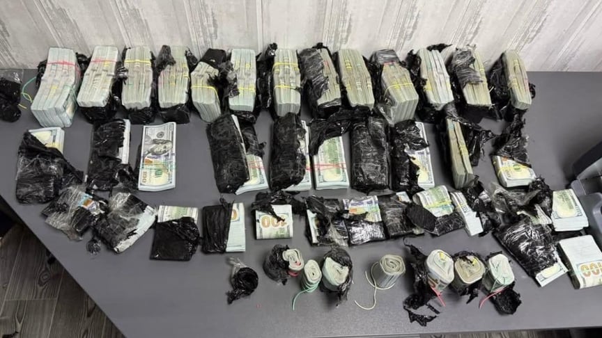 Українка намагалася вивезти майже мільйон доларів під капотом машини