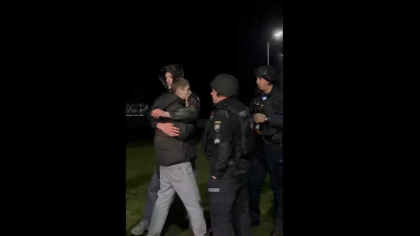 Поліція розмовляє з нападниками