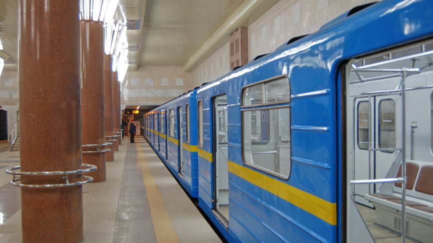 Потяг метро на станції «Деміївська»