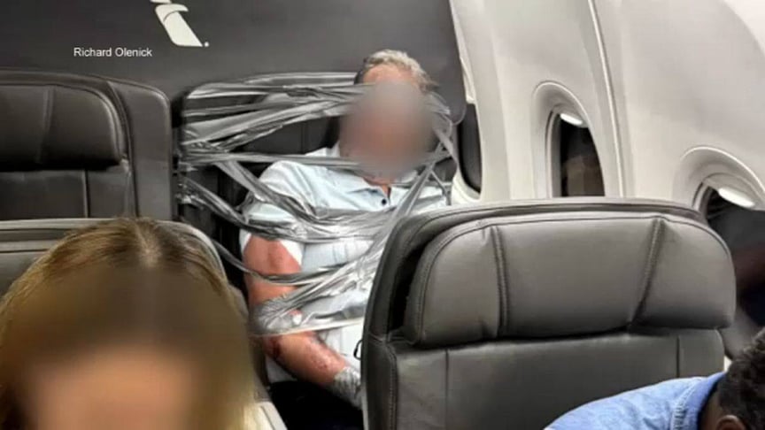 Чоловік, якого прив'язали ізоляційною стрічкою до сидіння у літаку в США Чоловік, якого прив'язали ізоляційною стрічкою до сидіння у літаку в США