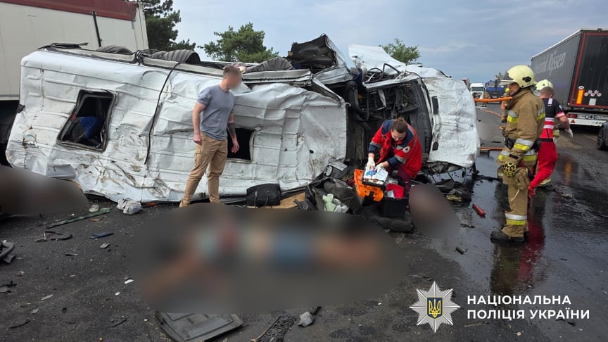 Мікроавтобус, який потрапив у ДТП на Миколаївщині