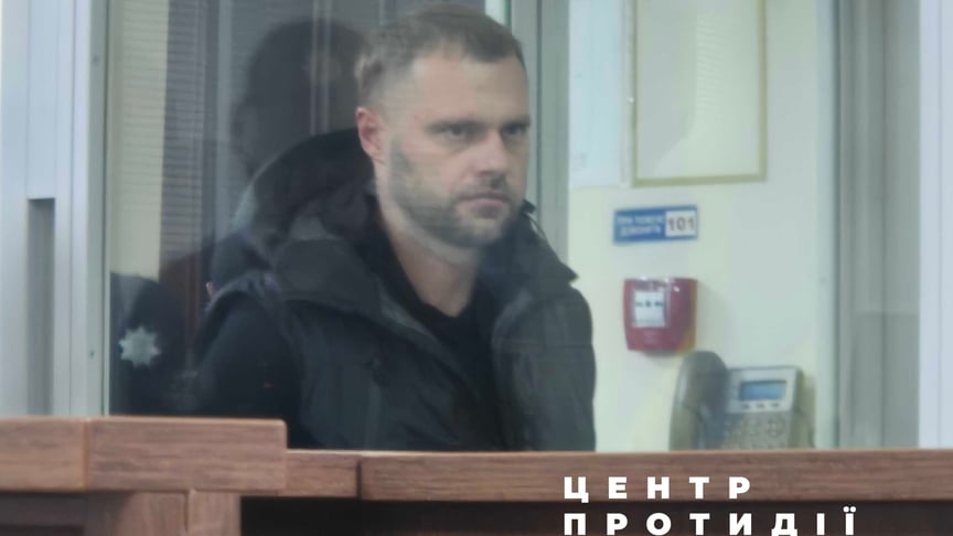 Заступник начальника департаменту міжнародно-правового співробітництва ОГП Сергій Кропива під час обрання запобіжного заходу, 6 вересня 2026 року Заступник начальника департаменту міжнародно-правового співробітництва ОГП Сергій Кропива під час обрання запобіжного заходу, 6 вересня 2026 року