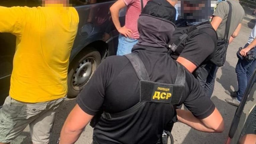 Задержание профессора после получения им взятки