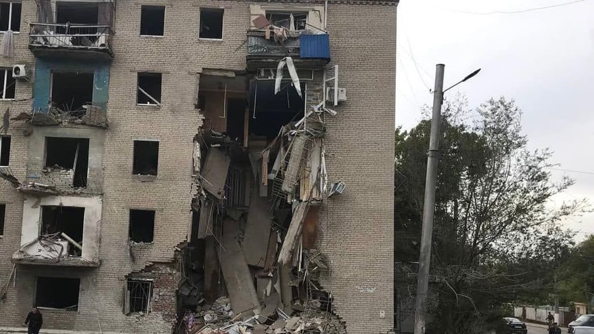 Поврежденная многоэтажка в центре Славянска