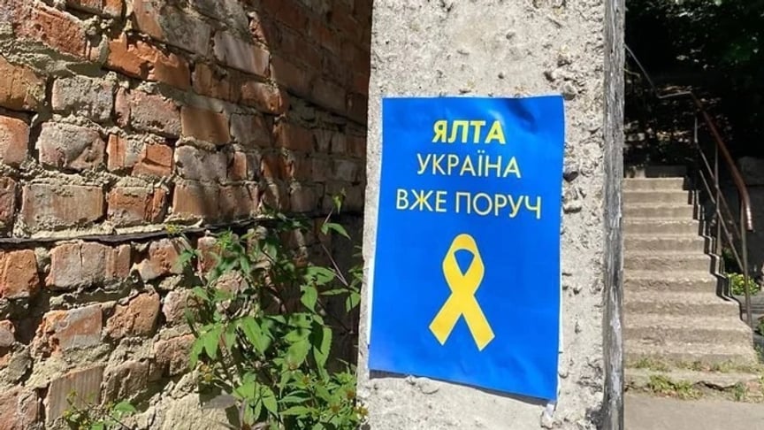 Розклеєні листівки «Жовтої стрічки» в Криму