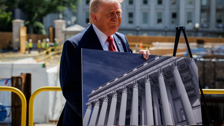 Президент США Дональд Трамп спілкується з журналістами біля будівельного майданчика бального залу Білого дому у Вашингтоні, 19 травня 2026 року