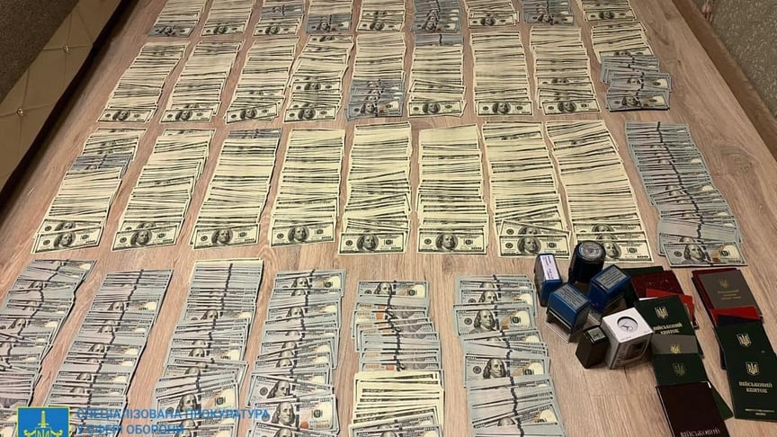 У работников Голосеевского РТЦК Киева нашли $1,2 млн наличными