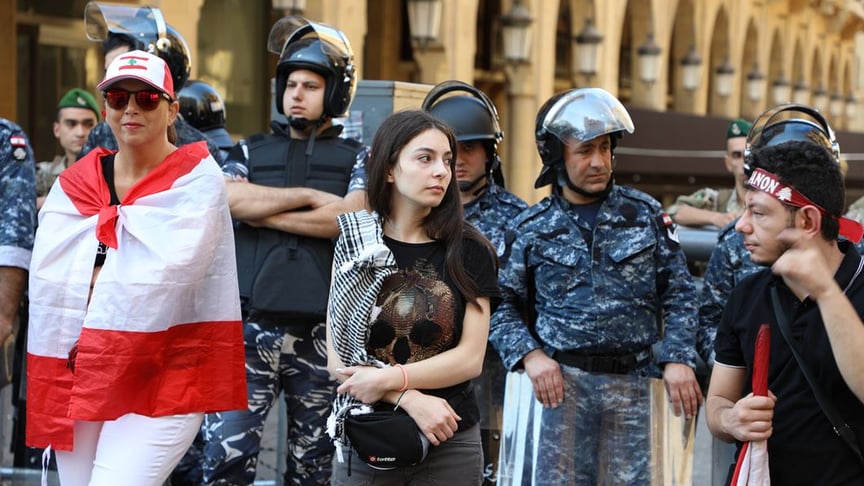 Протестующие и полиция в Ливане