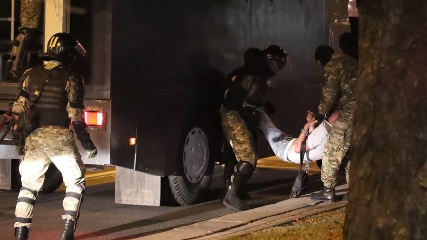 Правоохоронці затримують протестувальників у Мінську 9 серпня 2020