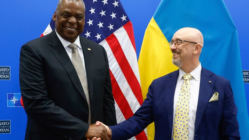 Міністр оборони США Ллойд Остін тисне руку міністру оборони України Олексію Резнікову під час двосторонньої зустрічі у Брюсселі, 12 жовтня 2022 року