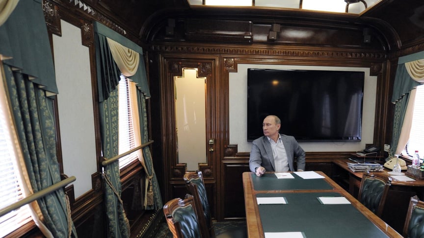Президент рф володимир путін у поїзді, 19 жовтня 2012 року. російські журналісти стверджують, що відтоді для путіна створили оновлений бронепотяг