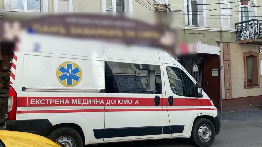 Автомобіль «швидкої» біля школи у Вінниці Автомобіль «швидкої» біля школи у Вінниці