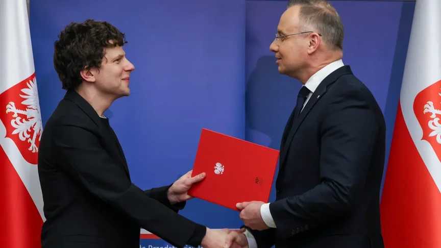 Президент Польщі Анджей Дуда урочисто надає польське громадянство американському акторові Джессі Айзенбергу, 5 березня 2025 року