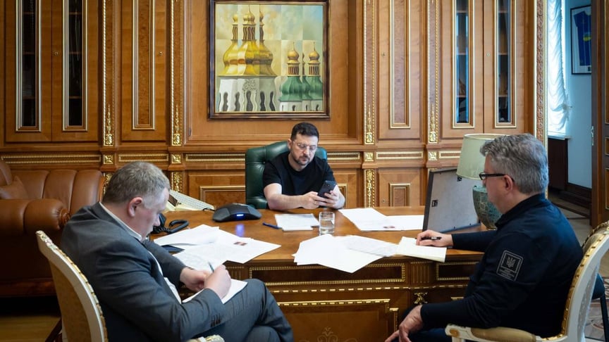 Президент України Володимир Зеленський під час розмови з президентом Єгипту Абделем Фаттахом Ас-Сісі