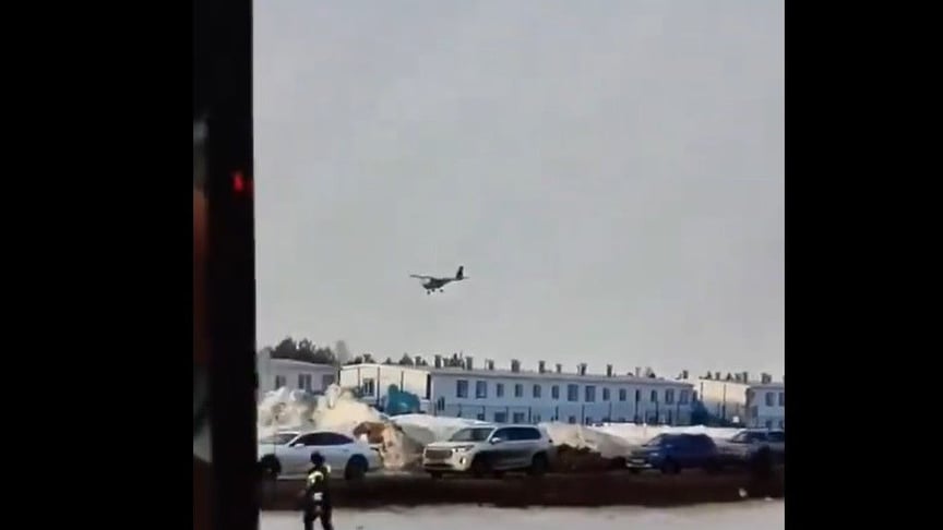 Момент влучання безпілотника, схожого на маленький літак, на територію підприємства у Республіці Татарстан (рф), 2 квітня 2024 року