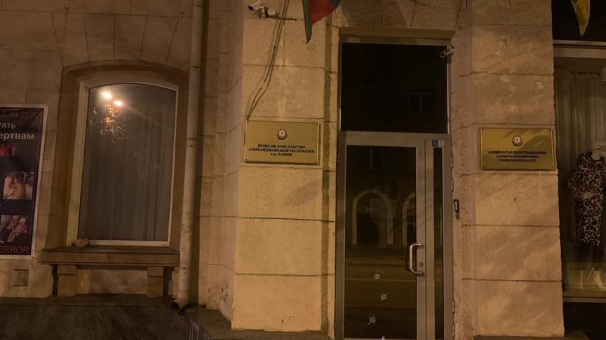 Поврежденные двери консульства Азербайджана в Харькове