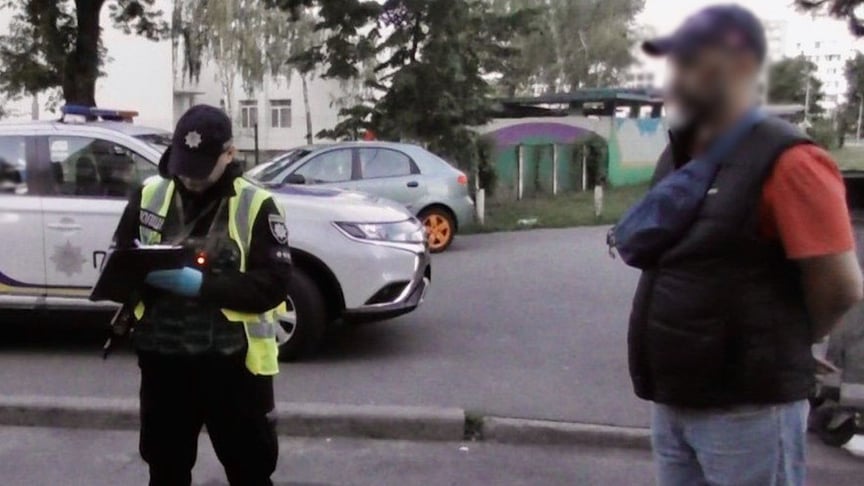 Поліціянти затримують чоловіка, якйи стріляв у бік підлітків