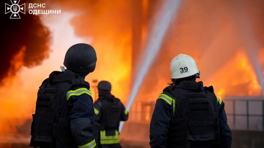 Рятувальники гасили на промисловому підприємстві пожежу, спричинену російською атакою