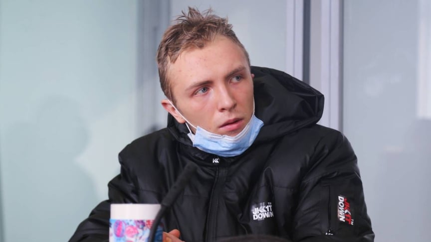 Підозрюваний у неправдивому повідомленні про мінування криворізького коледжу Владислав Кокушков під час засідання Центрально-міського районного суду Кривого Рогу, 23 січня 2021 року