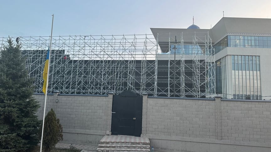 Зведення конструкції біля посольства України у Киргизстані