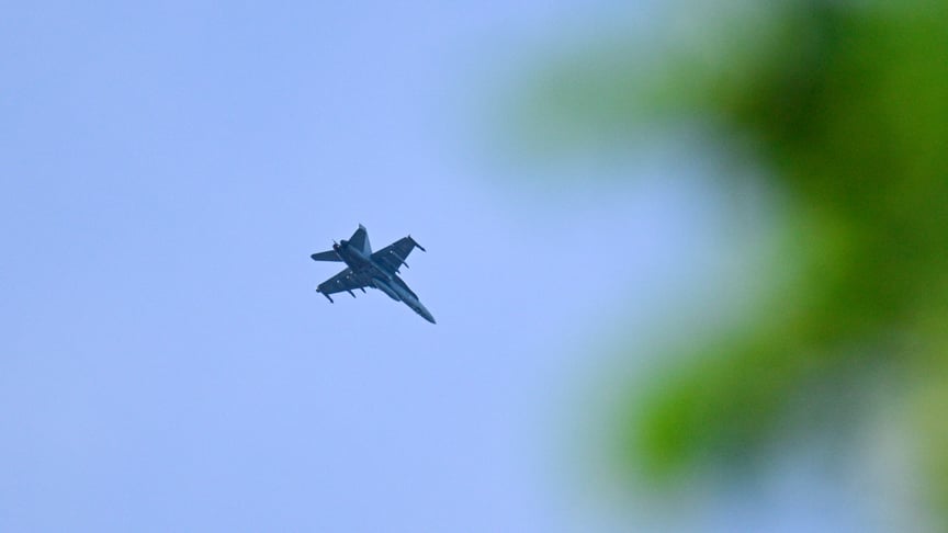 Винищувач Hornet фінських ВПС пролітає над Гельсінкі під час загрози дронів 15 травня Винищувач Hornet фінських ВПС пролітає над Гельсінкі під час загрози дронів 15 травня