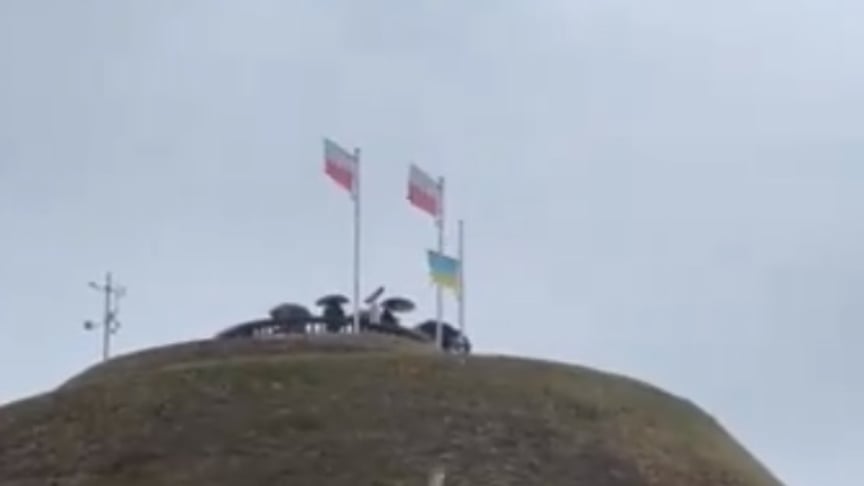 Група невідомих зірвала прапор України на кургані Костюшка у Польщі