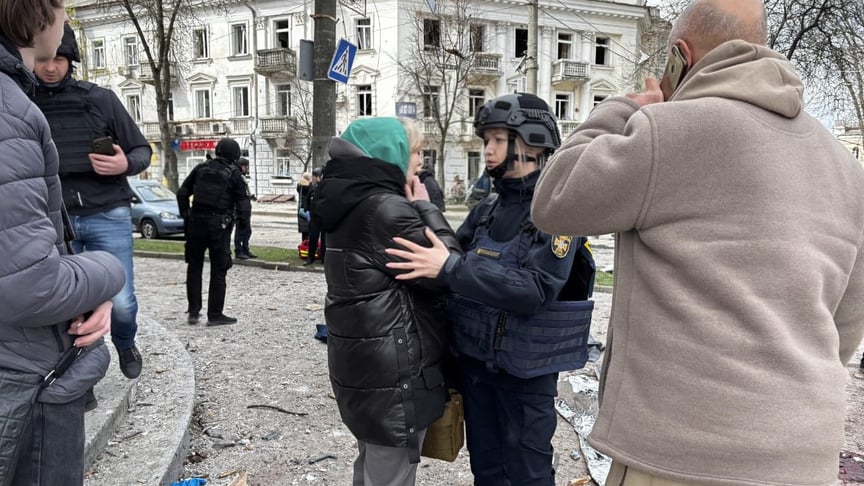 Люди на місці удару по місту Суми