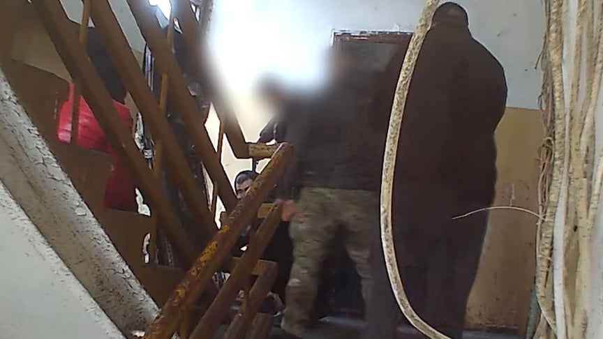 Військові ТЦК, які представилися як СБУ, погрожують чоловікові зброєю  в під'їзді