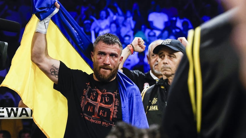Український боксер Василь Ломаченко після поразки від Девіна Гейні в їхньому бою за абсолютний титул чемпіона в легкій вазі на арені MGM Grand Garden, 20 травня 2023 року