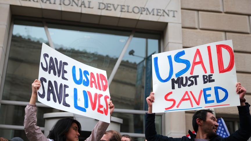 Протестувальники біля будівлі USAIDзакликають зберегти Агентство після заяв Ілона Маска про плани закрити його Протестувальники біля будівлі USAIDзакликають зберегти Агентство після заяв Ілона Маска про плани закрити його