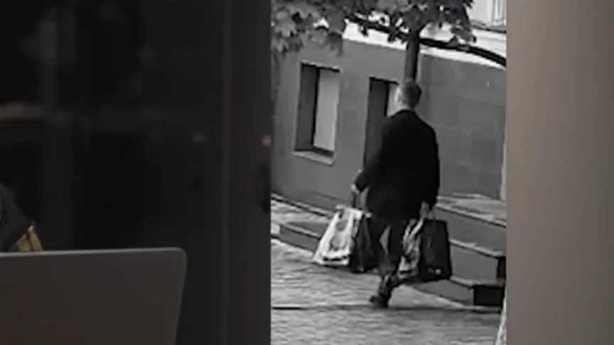 Один з фігурантів корупційної схеми в енергетичній сфері несе гроші готівкою в офіс, де їх «відмивали»,