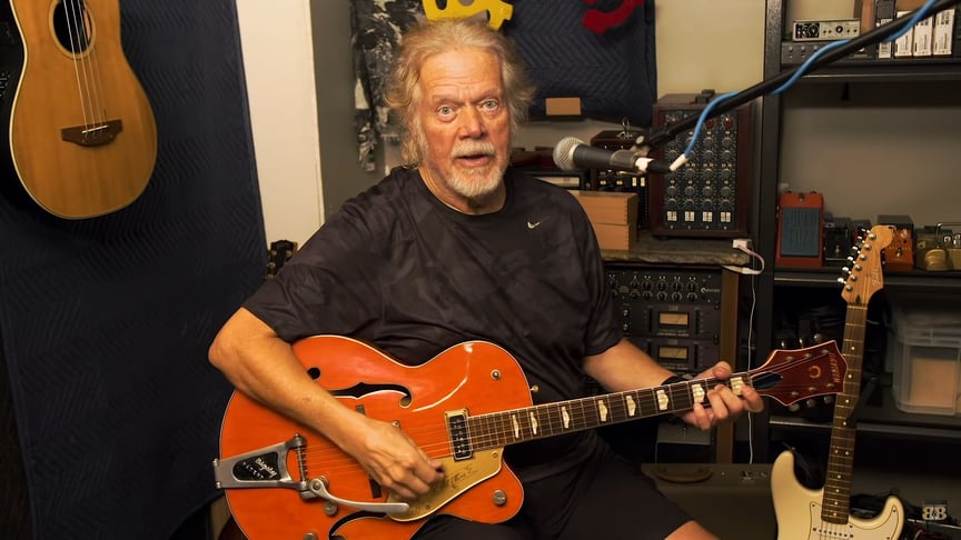 Канадский музыкант Рэнди Бекмен показывает гитару Gretsch, на которую планирует обменять у японского исполнителя Такеси свой инструмент, похищенный в далеком 1976 году