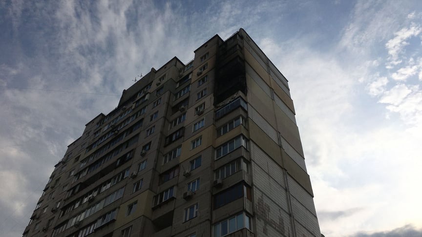 На балконі будинку на вулиці Соломії Крушельницької, 3А в Дарницькому районі Києва сталася пожежа, рятувальники її погасили, 28 червня 2020