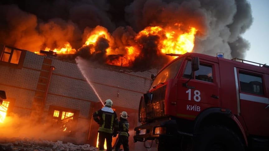 Пожежники у Святошинському районі Києва ліквідовують пожежу, яка спалахнула внаслідок обстрілу