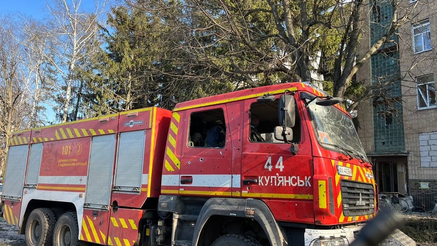 Машина ДСНС, пошкоджена під час російських обстрілів по Куп'янському району Харківщини, 23 лютого 2023 року