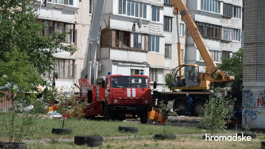 Рятувальники розбирають завали будинку на Позняках у Києві, де 21 червня стався вибух, 22 червня 2020