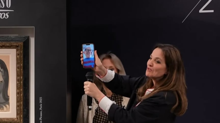 Арі Одара говорить телефоном з організаторами лотереї