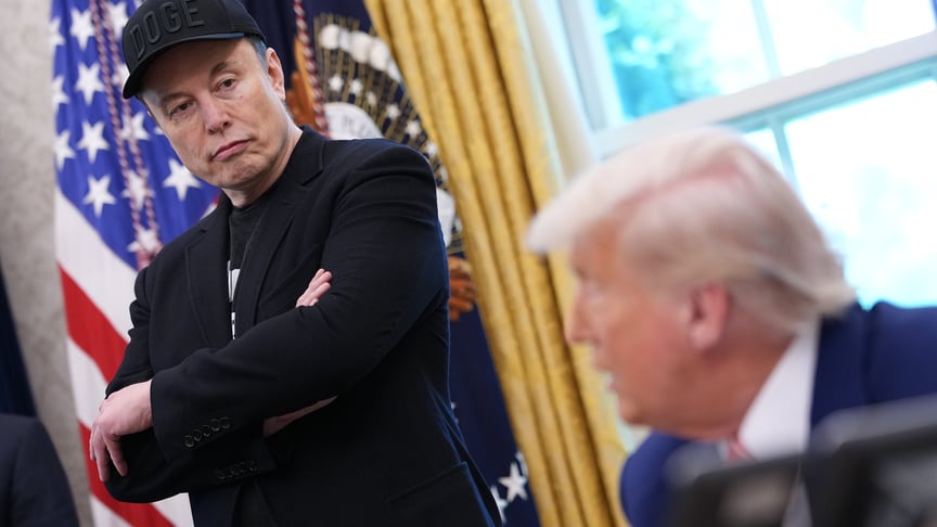 Ілон Маск слухає розмову президента США Дональда Трампа в Овальному кабінеті Білого дому 30 травня 2025 року