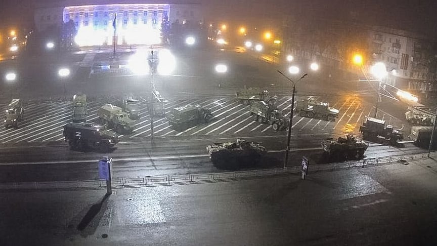 Російська військова техніка у центрі Херсона
