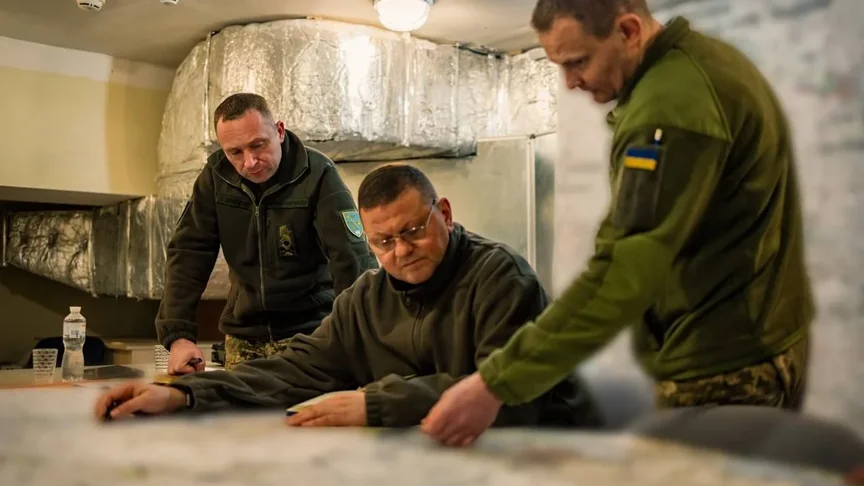 Ілюстративне фото. Тодішній головнокомандувач ЗСУ Валерій Залужний перед картами