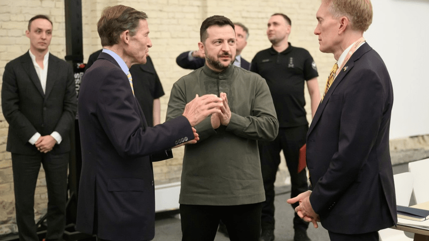 Президент України Володимир Зеленський разом із сенаторами США Річардом Блюменталем та Джеймсом Ленкфордом Президент України Володимир Зеленський разом із сенаторами США Річардом Блюменталем та Джеймсом Ленкфордом