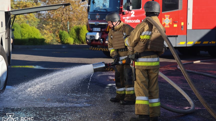 Рятувальники ліквідують наслідки російської атаки на Миколаїв, 1 листопада 2025 року Рятувальники ліквідують наслідки російської атаки на Миколаїв, 1 листопада 2025 року