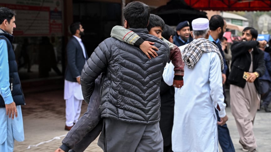 Чоловік несе пораненого хлопчика до лікарні після вибуху в мечеті в Ісламабаді, Пакистан, 6 лютого 2026 року