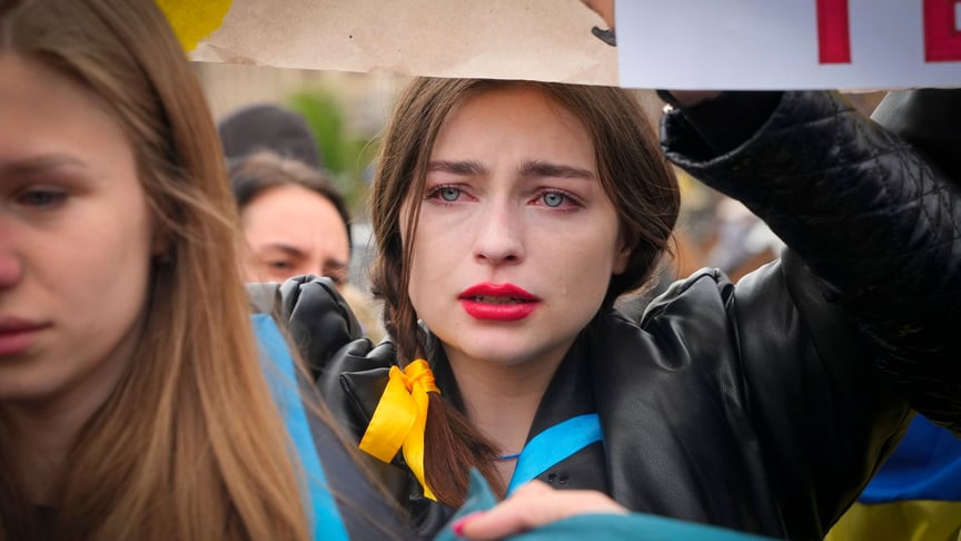 Жінка на акції, під час якої міжнародних лідерів закликали організувати гуманітарний коридор для евакуації українських військових та цивільного населення з Маріуполя, Київ, 30 квітня 2022 року