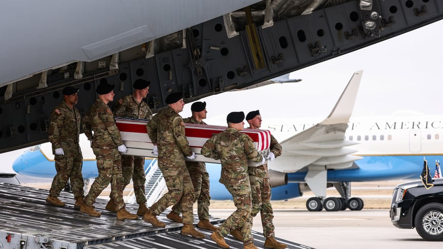 Труну з останками сержанта Ніколь М. Амор виносятьна авіабазі Довер у місті Довер, штат Делавер, США, 7 березня 2026 року