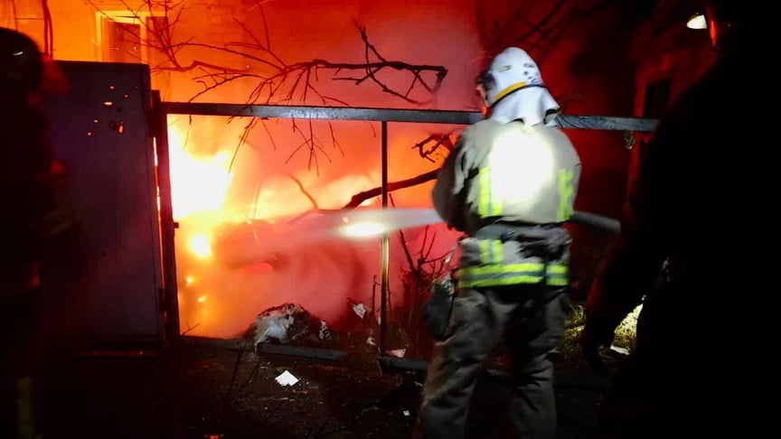 Рятувальники ліквідовують пожежу від російських обстрілів, Дніпропетровська область, 13 грудня 2022 року