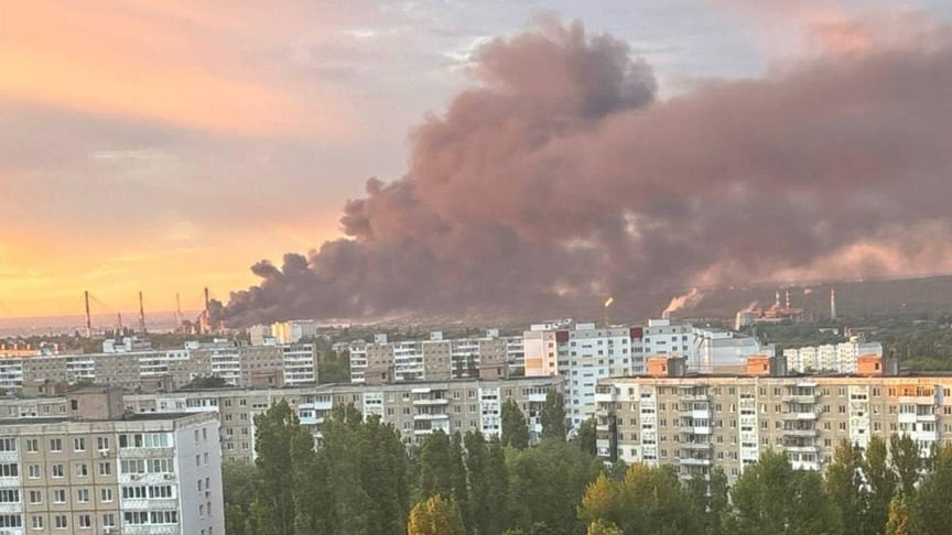 Дим у Саратові після ймовірного ураження НПЗ Дим у Саратові після ймовірного ураження НПЗ