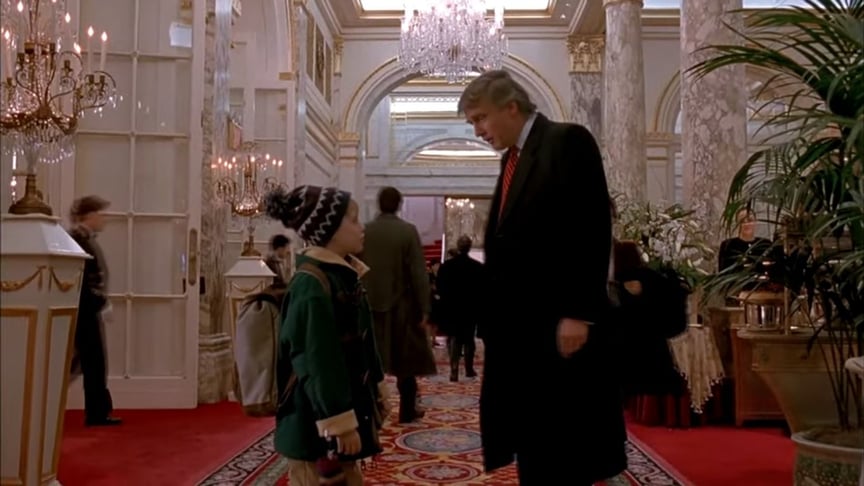 Дональд Трамп (справа) в епізодичній ролі у фільмі «Сам удома 2»