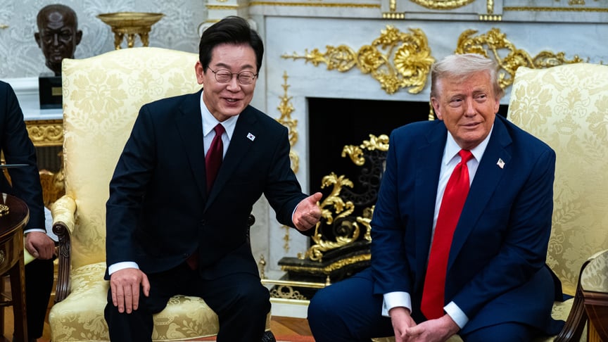 Президент США Дональд Трамп та президент Південної Кореї Лі Дже Мьон під час зустрічі в Овальному кабінеті Білого дому у Вашингтоні, США, 25 серпня 2025 року