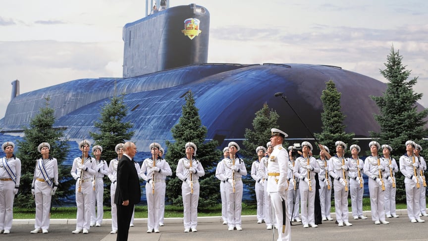 російський лідер володимир путін на святкуванні дня ВМФ у Санкт-Петербурзі